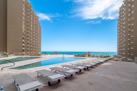 Outdoor pool, an infinity pool