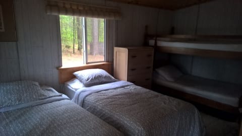 4 bedrooms, desk, free WiFi, bed sheets