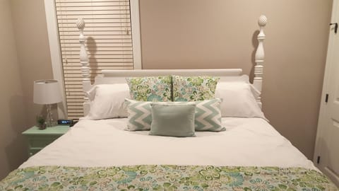 Master Bedroom - King Bed w/Brand New Resort Quality Linens and Bedding