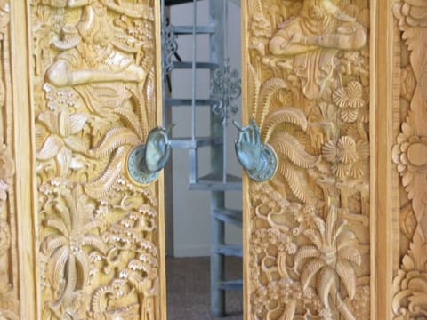 The entrance, wood carved doors