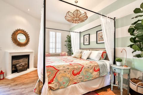 King canopy bed, comfy mattress and all cotton, high end linens - dive in!