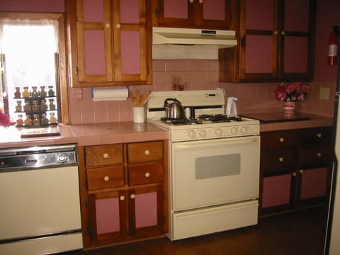 Country kitchen, fully equipped to create great meals. Dishwasher and gas stove.