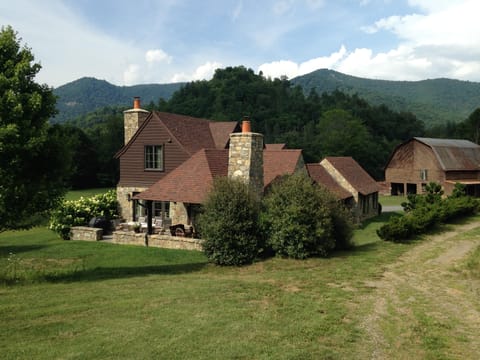 The beautiful Willow Cottage, Historic Barn in background (no animals today)