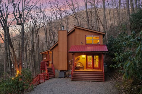 Welcome to Fernbrook Treehouse in the heart of Maggie Valley surrounded by trees