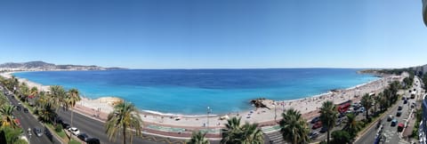 Beach nearby, sun loungers, beach towels