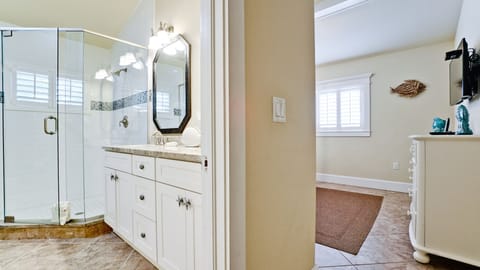 Combined shower/tub, hair dryer, towels