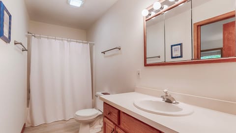 Combined shower/tub, towels