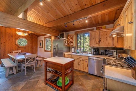 Kitchen- Fully equipped with all cooking needs!