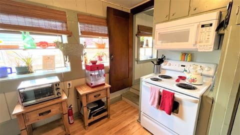 Electric Stove, microwave, oven, toaster oven and popcorn maker!