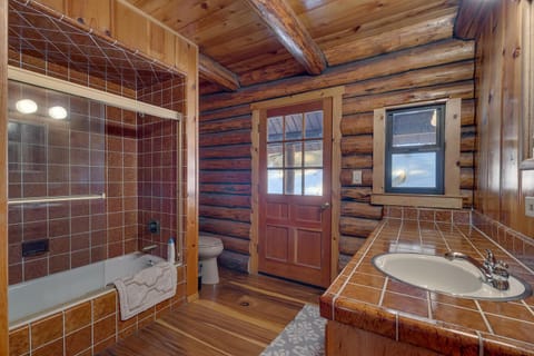 Combined shower/tub, towels