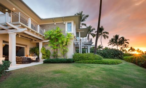 Sunset over the golf course - Enjoy magical sunsets from this exclusive Hualalai Villa throughout the year.