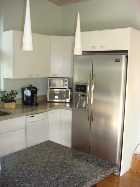 Full-size fridge, microwave, oven, stovetop