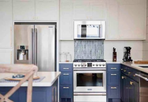 [Kitchen] Includes Stainless Steel Appliances and all the Cooking Basics to Have a Home Cooked Meal Away From Home!