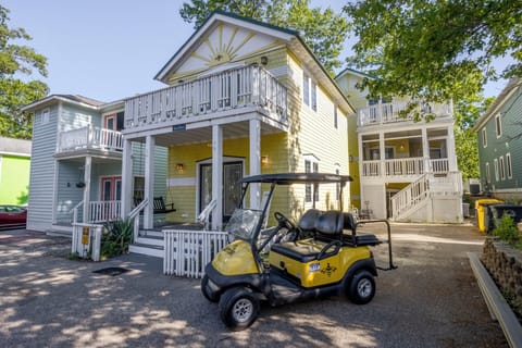 Welcome to Queen Bee and Buzz Inn