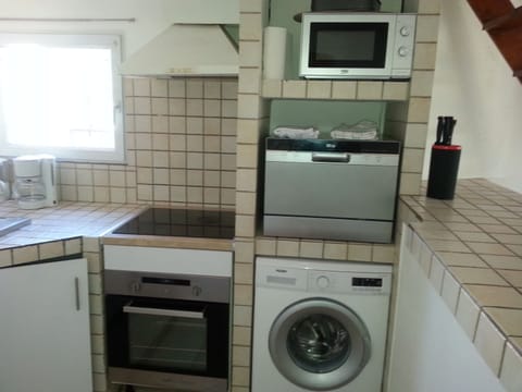 The vitrocéramic cooker, the oven, the dishwasher and the washing machine