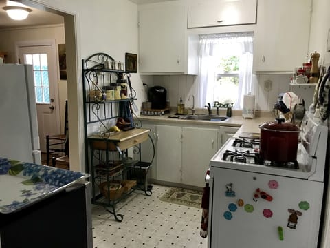 Stocked kitchen fridge, stove/oven,micro, KEURIG coffee maker, spices,condiments