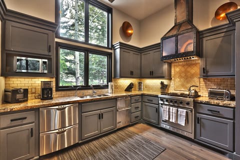 Chef's dream kitchen stocked w/professional appliances, cookware & cutlery