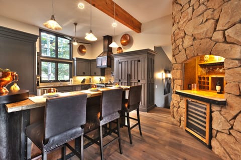 Great spaces for entertaining with counter seating and wine bar! Après-ski!