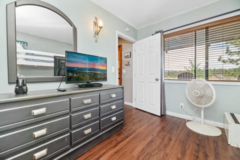 Bedroom 2 - Bedroom 2 - 2 Twin Bunk Beds plus twin Trundle attached with Flat Screen TV & Lake Views, access to the main bathroom. (5 ppl)