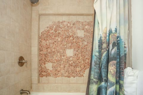 Combined shower/tub, towels