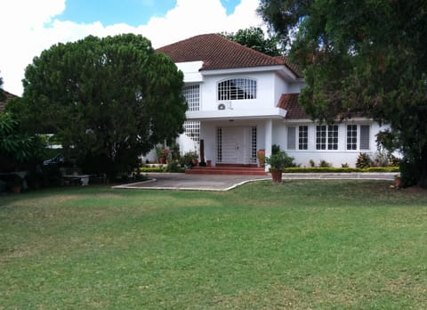 Located on a very quiet road in the very central Liguanea/Barbican area.