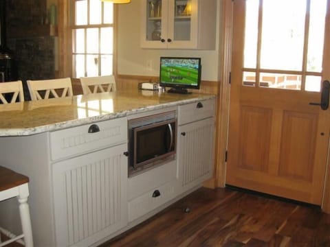 Microwave & mini TV in Kitchen