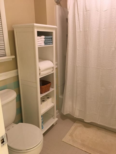 Combined shower/tub, towels