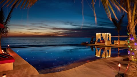 Oceanfront Villa infinity pool..
Shared by all Villas and Casitas.