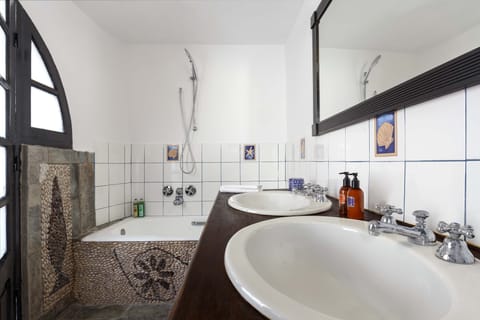 Combined shower/tub, hair dryer, bidet, towels