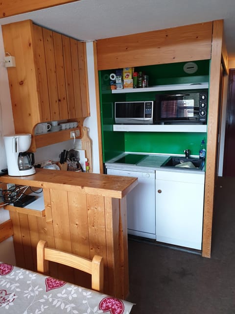 Kitchen with microwave, oven, double hob, kettle, percolator, cutlery & crockery
