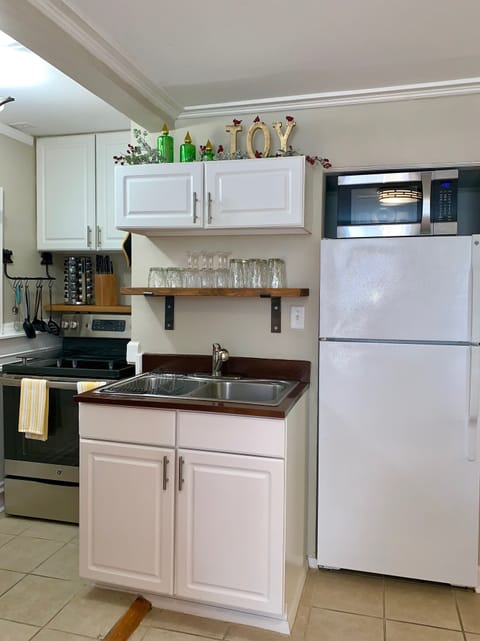 Fully equipped kitchen, new large and small appliances, upgraded items.