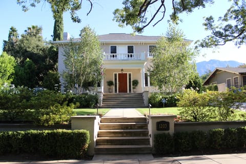 1922 Grand Italian Revival Home in Historic Highlands in Pasadena.