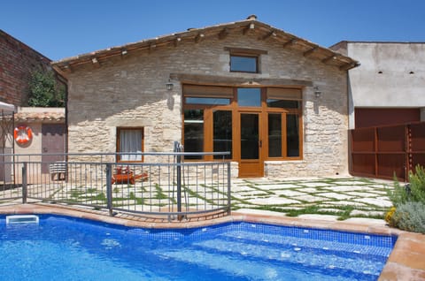 La Cabanya house with its private swimming-pool.