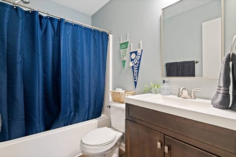 Combined shower/tub, hair dryer, towels