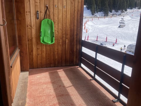 Balcony. Sledge included! View of Arpette lift.