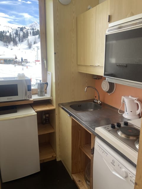 Kitchen. Oven, Hob, D/W, Fridge, Microwave