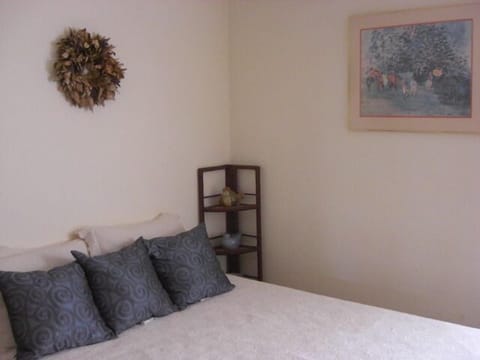 Middle bedroom with queen bed