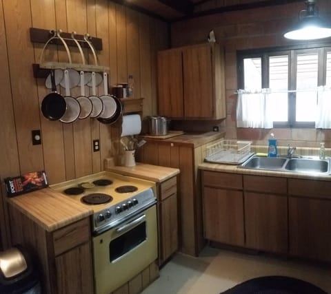 Lots of the things you need in the kitchen. Even sharp knives!