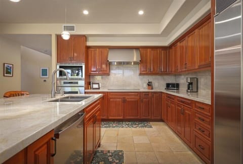 Open Roomy Layout for Multiple Chefs 