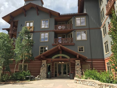 Exterior of Tucker Mountain Lodge