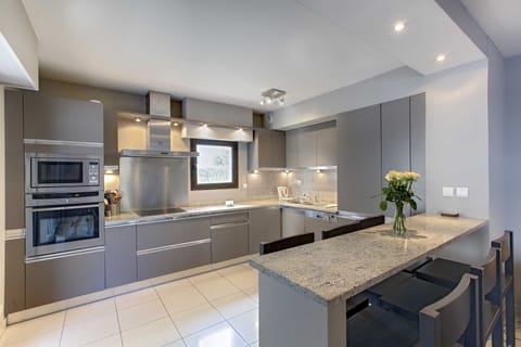 Private kitchen | Fridge, microwave, oven, stovetop