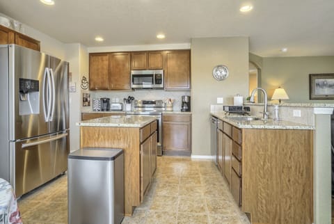 You'll enjoy  this modern Kitchen with Granite & stainless appliances...