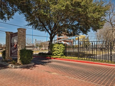 5min Walk to Schlitterbahn