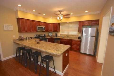 Private kitchen | Fridge, microwave, oven, stovetop