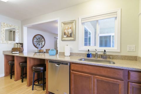 Kitchen opens to dining room - STR15-0341