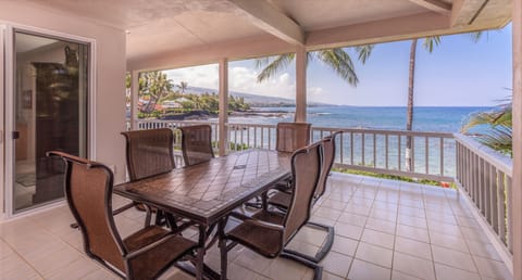 Oceanfront Lanai - Large Lanai table seats 8