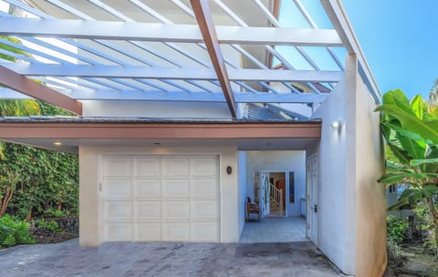 AliiPoint 5 Front of house - Accessing house from parking