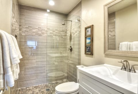 Combined shower/tub, towels