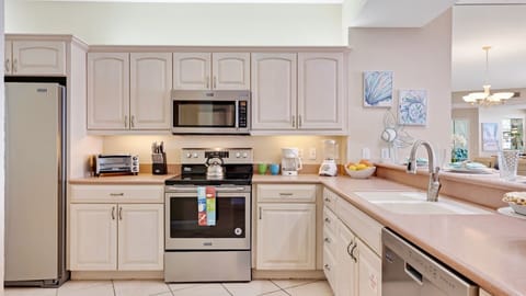 The fully equipped kitchen...