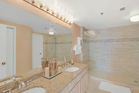 Combined shower/tub, hair dryer, towels